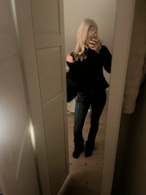 Blå bootcut jeans med låg midja - Säljer dessa Bootcut jeans från Zara man ser färgen tydligare på sista bilden.