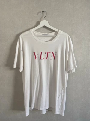 Valentino t-shirt - Se bilder för skick, storlek L