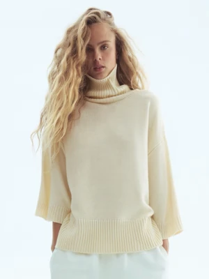 Beige polotröja med vida ärmar - Säljer en beige polotröja med bred ribbad kant och trekvartsärmar. Tröjan har en lös och avslappnad passform, perfekt för lager på lager. Mjuk och skön, passar till många olika stilar.