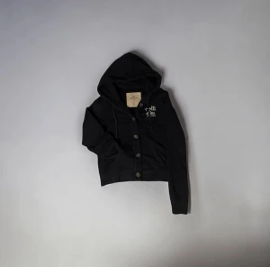 Sällsynt hollister tröja med knappar - Jag säljer denna otroligt sällsynta tröja med knappar i från hollister i otroligt fint skick då den är använd snålt den är liten i storleken så skulle säga att den passar S (se mått)                           Hör av er om det är något ni vill veta och kom gärna med prisförslag!