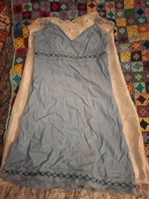 Ljusblå klänning med broderi - Supersöt klänning! Den är lite genomskinlig, troligen ett nattlinne. Köpt secondhand, aldrig använd