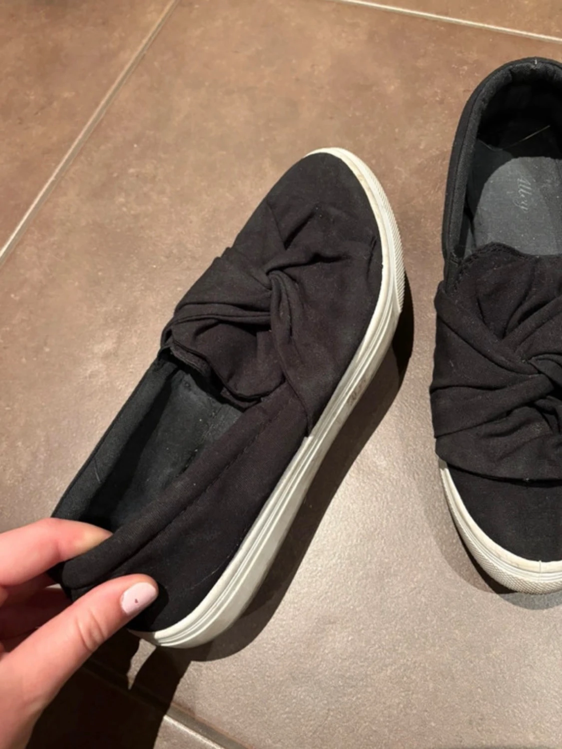 Svarta slip-on sneakers med rosett - 1