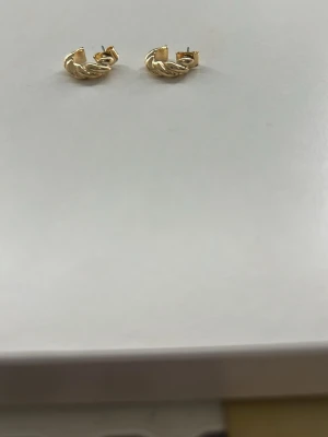 Guldiga oanvända örhängen ✨ - Jag säljer ett par guldiga oanvända örhängen. Dom har en väldigt fin och klassisk form, passar bra till en dejt!❤️