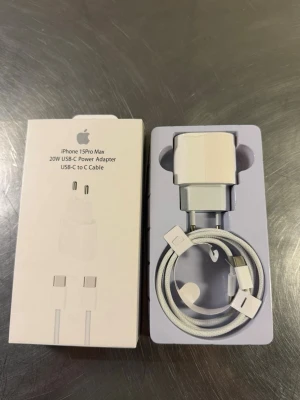 iPhone 15 Pro Max 20W USB-C Power Adapter & USB-C to C Cable - Ny och oöppnad Apple 20W USB-C strömadapter med USB-C till USB-C kabel, kompatibel med iPhone 15 Pro Max. Perfekt för snabb laddning. Originalförpackning, inga synliga skador eller slitage. Komplett med både adapter och kabel.