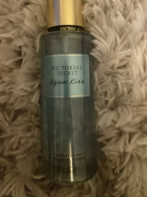 Victoria's Secret Aqua Kiss mist - Fräsch body mist från Victoria's Secret i doften Aqua Kiss. Perfekt för dig som vill ha en lätt och uppfriskande doft till vardagen. 
