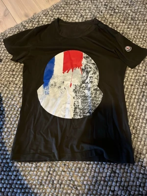 Moncler T-shirt  - En riktigt snygg och ganska använd moncler T-shirt. Storlek S