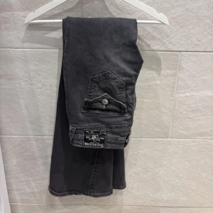 True Religion Joey Low Rise Flare jeans - Säljer ett par svarta True Religion Joey Low Rise Flare jeans. Har använt fåtal gånger säljer pågrund av att dom inte passar längre! Kontakta för fler bilder om du vill det!! 