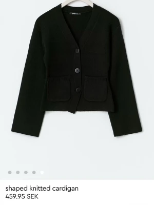 Svart stickad kofta Gina Tricot - Helt slutsåld på hemsidan, nyskick (haft koftan i ca 2-3 veckor).