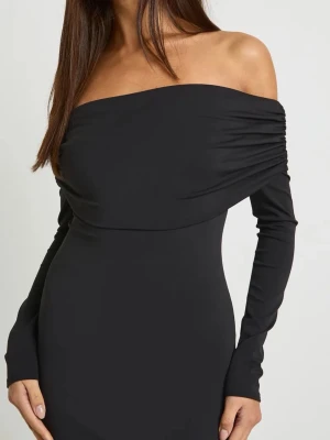 Svart offshoulder kort klänning - Säljer en svart, tight och stilren kortklänning med offshoulder-design och långa ärmar. Klänningen har aldrig använts och kommer med prislapp. 