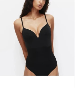 Hm body - Säljer den populära hm bodyn i svart storlek xs, Inga defekter❤️ använd fåtal gånger 