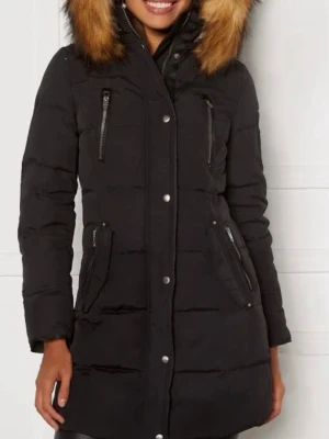 Rockandblue svart jacka i nyskick med skön pälsluva - Snygg och varm svart dunjacka med lång passform och stor huva med fuskpäls som värmer riktigt skönt. I nyskick! Jackan har flertalet bra fickor med dragkedja. 34/XS.