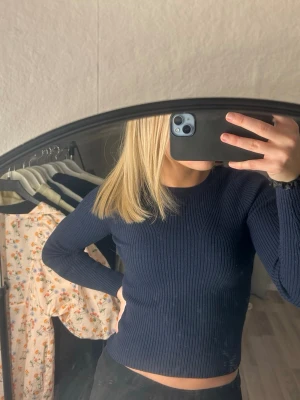 Marinblå långärmad topp - Fin mörkblå topp som inte kommer till användning. Väldigt bra skick
