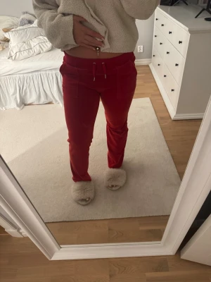 Röda juicy byxor - Jätte mysiga röda Juicy Couture byxor, med fickor baktill med silver knappar!❤️