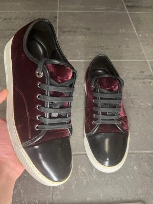 Vinröda Lanvin skor  - Vinröda lanvins i storlek 40-41 (uk 6). Väldigt unika. Mycket bra skick 8/10. Sulkräm har använts. Endast skorna medföljer. Hör av er vid funderingar.