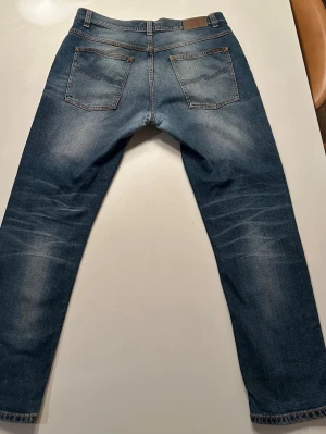 Nudie jeans brute knut! - Nudie Jeans Brute Knut!   Denhär modellen säljs inte längre så den är sällsynt och speciellt med såhär sjuka fades! 💫  W:32 L: 28 de sitter däremot mer som W:31 L:32 Så denna modellen sitter lite annorlunda så gå efter dessa måtten istället! 👇  📏 Innerbenslängd: 70cm  Total längd: 102cm Midja: 45cm Benöppning: 17cm   Om ni vill ha mer information eller bilder kom pm! 💫👊  Pris ej hugget i sten så kom med prisförslag! 💰De har en lite lagning i skrevet, gjord av Nudie
