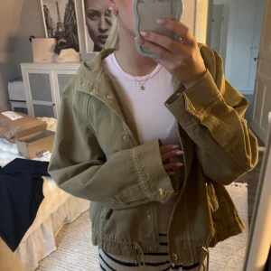 Zara jacka - Super snygg höstjacka från Zara med gulddetaljer 💛 jättebra skick inga defekter