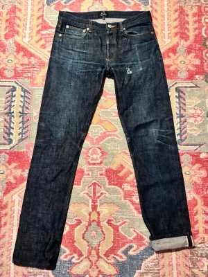 A.P.C. Petit Standard jeans, mörkblå, stl 30 - Säljer ett par klassiska A.P.C. Petit Standard jeans i mörkblå denim. Byxorna är i slim fit/ straight fit och bär på riktigt snygga lagningar och slitningar!! Hör av er vid minsta fråga eller fundering😁😁