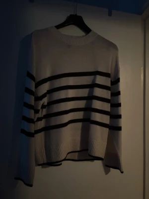 stickad tröja  - stickad tröja från h&m , jätte mjuk & skön material. använd 2-3 gånger! är som helt ny💕