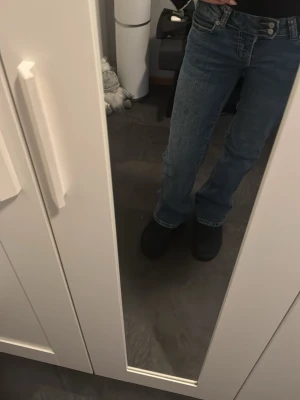  blå jeans  - Ett par jätte fina jeans som har en rak/bootcut model med en låg midja från lager 157💓 De är använda fåtal gånger 