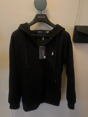 Ralph lauren zip hoodie - Aldrig använd helt ny skriv vid frågor 