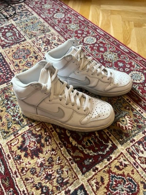 Vita nike dunks  - Köpta för ett antal år sedan, rätt slitna men inte helt sjukt. Priset kan diskuteras 