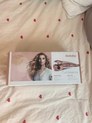 Locktång - Säljer en BaByliss Curl Elegance locktång i rosé. Den har automatisk lockfunktion för enkla och snygga lockar. Nästan oanvänd. Skriv om du har frågor eller undrar något!