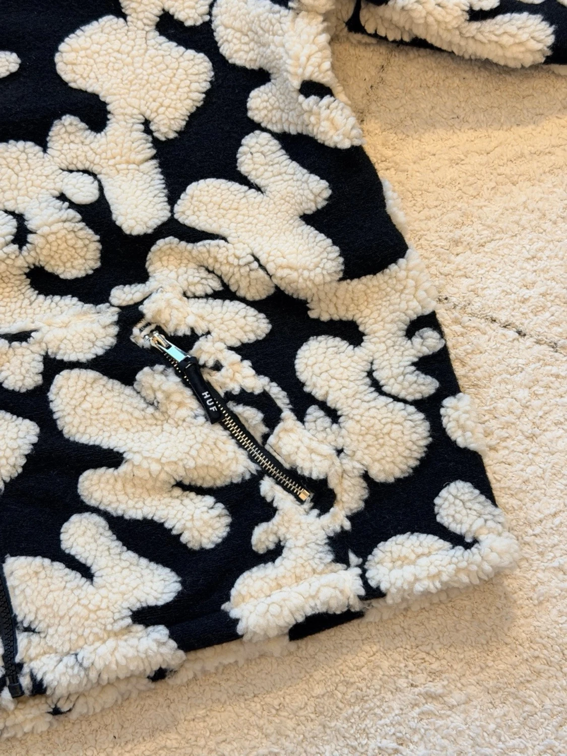 Svart och vit teddyjacka från HUF - 4