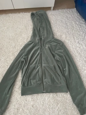 Gina tricot, set kofta och byxor, grönt, storlek S - Kofta och byxor från Gina tricot i färgen grön,  storlek S, använd ett fåtal gånger så väldigt bra skick