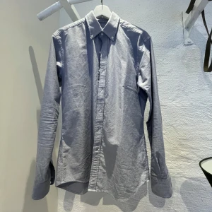 Skjorta-oxford från John Henric - Ljusblå skjorta från john henric, det är i storlek 39(passar m). Använd ett fåtal gånger. 