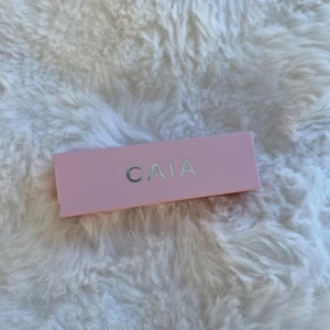 Caia Lip Balm - Säljer Caias Tinted Love Lip Balm - Sheer Cinnamon från årets julkalender, helt oanvänd 🫶🏼