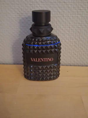 Valentino born in roma ca 45-47ml - Born in roma använd väldigt lite. Ca 45-47 ml kvar.