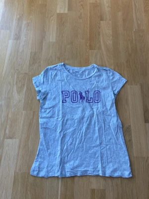 Grå Ralph lauren t shirt - Snygg grå Ralph lauren t shirt med lila tryck 