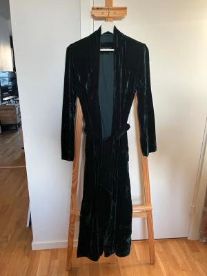Luxury silk robe Vibeke Scott - Robe in 83% silk from Danish designer Vibeke Scott.   Dark forest green (out sold), price new 5000DKK (ca 7195 SEK)  Borrowed picture of the same robe but a different colour to show length ☺️ Gift that has never been used since the size is too small for me. Like new! 