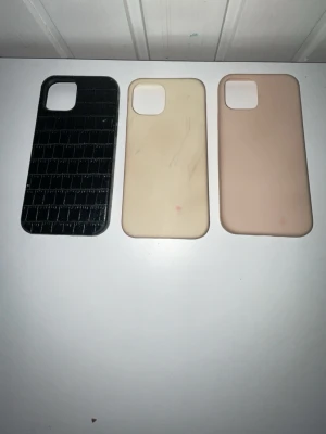 Mobilskal till iphone 12 - Tre mobilskal till iphone 12. Alla tre är använda. 💕