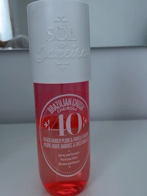 Brazilian Crush Cheirosa 40 Mist 240ml - Fräsch body mist med noter av black amber plum och vanilla woods. Perfekt för dig som vill ha en lätt och ungdomlig doft. Sprayflaska som är enkel att ta med i väskan. Jag har använt hälften så det är ungefär 120ml kvar av den.