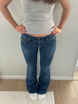 Diesel jeans  - Lågmidjade blå diesel jeans i storlek XS-XXS. Midja: 36x2 cm innerben: 83 cm