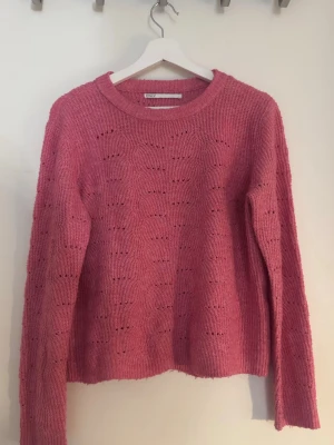 Rosa stickad tröja från Only - Rosa tröja från Only i storlek S som inte kommer till användning längre 
