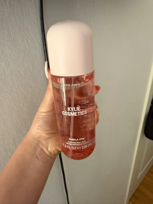 Kylie cosmetics body mist - Vanilla Dew Hair & Body Mist - Fräsch hår- och kroppsmist från Kylie Cosmetics i doften Vanilla Dew. Perfekt för dig som vill ha en lätt och söt touch i vardagen. Stor flaska på 236 ml gör att den räcker länge.
