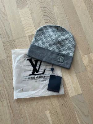 Exklusiv grå mössa - En exklusiv grå mössa aldrig andvänd.