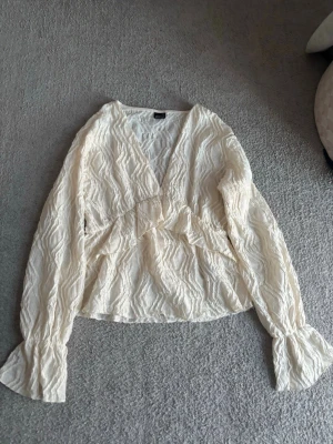 Gina blus  - Säljer denna beiga blusen ifrån Gina Tricot i st Xs, den är helt oanvänd och därför i mycket bra skick. 