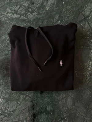 Hoodie från Polo Ralph Lauren - Helt ny hoodie från polo Ralph lauren i svart färg med vitt märke. Riktigt schysst men säljs pga för liten för mig. Hör gärna av dig vid funderingar🤩