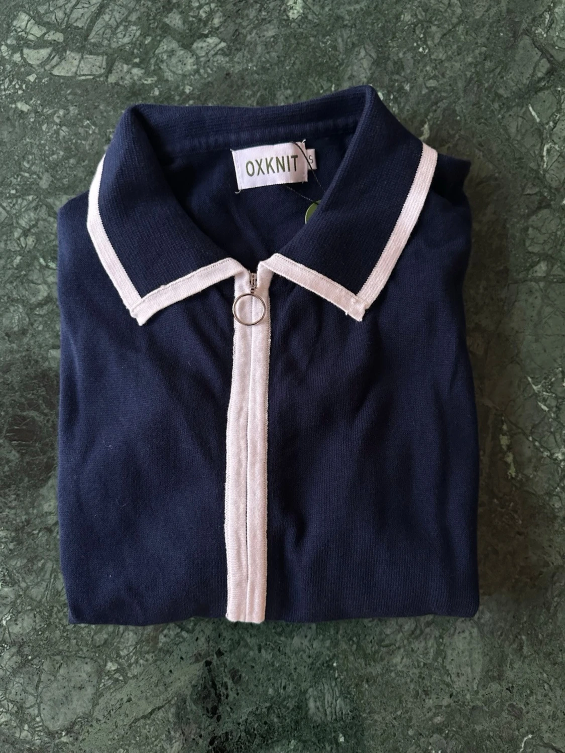 Mörkblå kofta med vita detaljer OXKNIT