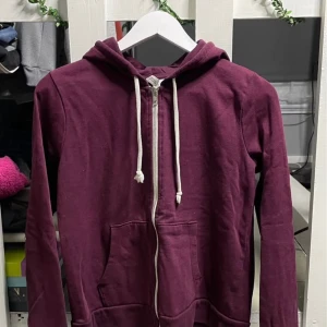 Röd tröja med dragkedja  - Kan sänka pris vid snabb affär. Röd tjocktröja med dragkedja från H&M. Väl använd men utan skador och fläckar. Kolla gärna in mina andra annonser🥰