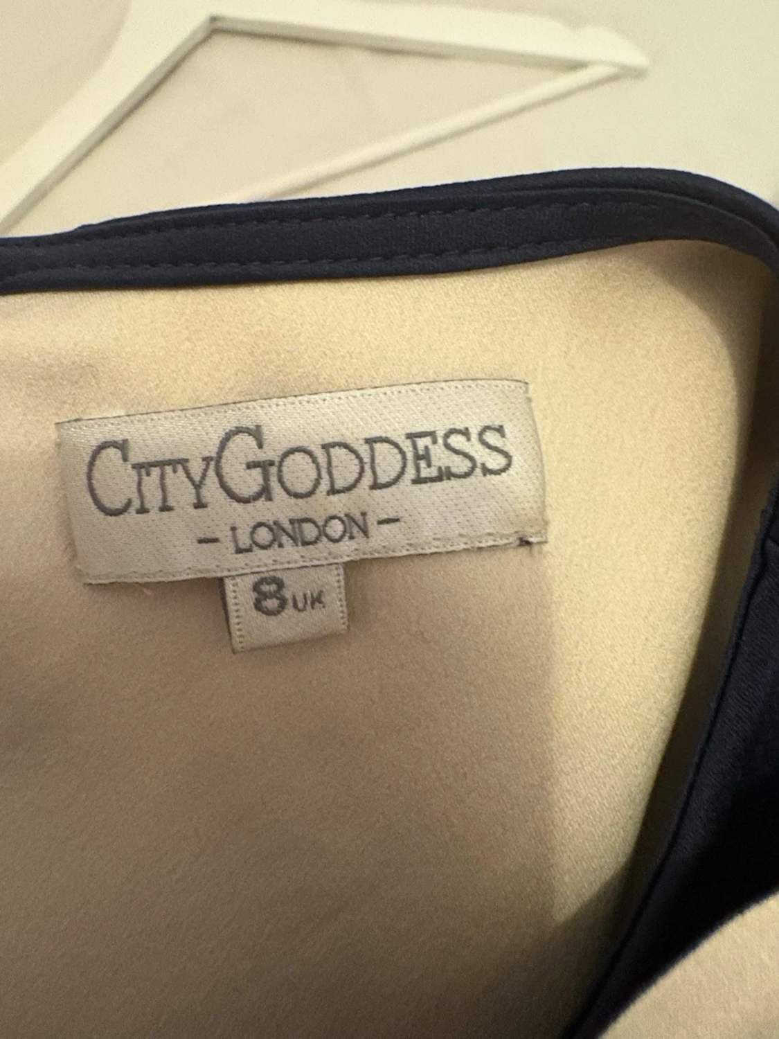 Marinblå kortklänning med blommor - 4