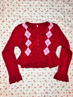 Röd kofta argyle mönster - Röd croppad y2k kofta med rosa argyle mönster❤️Storlek S, jätteskönt material, aldrig använd!