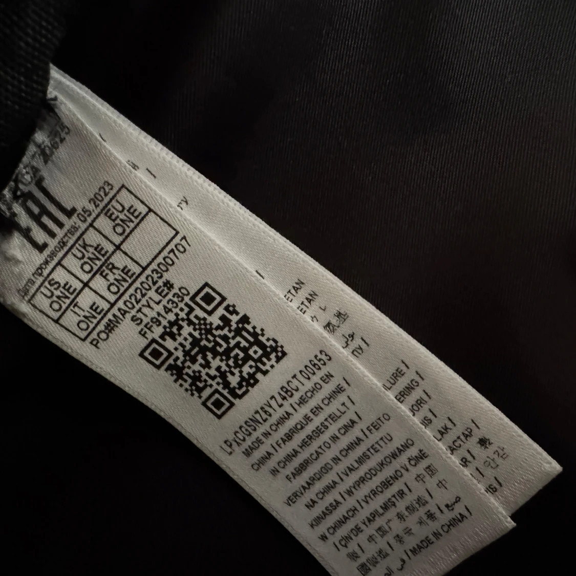 Svart ryggsäck från Guess - 2