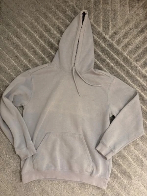 Ljusblå hoodie  - Ljusblå hoodie från H&M – XS, unisex Snygg och bekväm hoodie i ljusblå färg som passar både tjejer och killar. Perfekt för vardag eller mysiga hemmadagar. Storlek XS och i mycket fint skick. En klassisk, enkel hoodie som aldrig går ur stil!