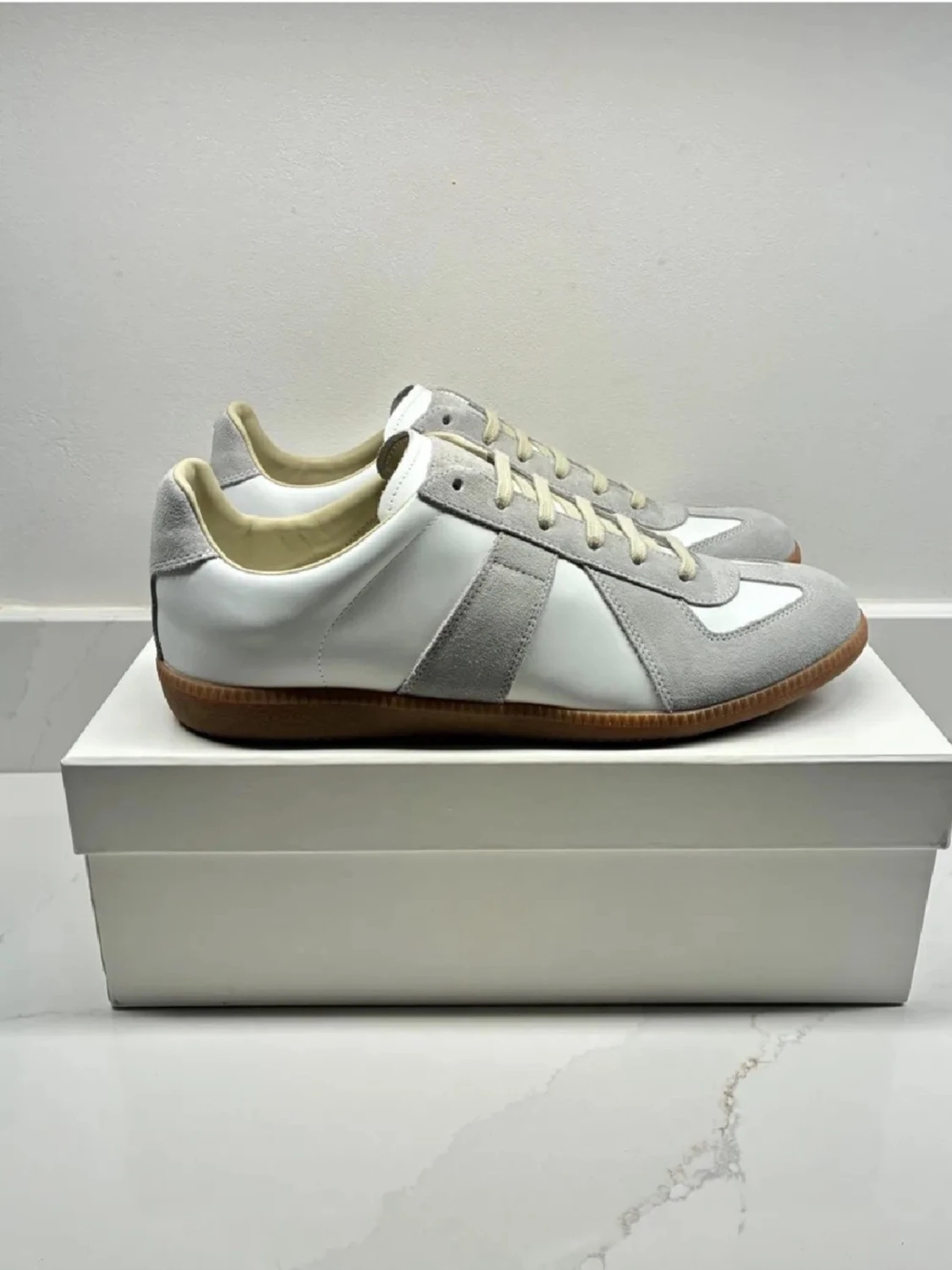 Vita och grå sneakers med mockadetaljer