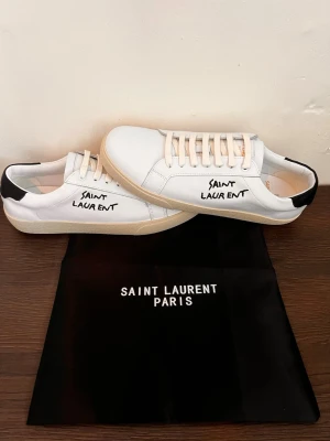 Saint Laurent skor  (kvitto finns) - Hej , säljer ett par saint Laurent skor i helt nytt skick säljer pga av att dom inte passar mig (KVITTO FINNS) skriv för eventuella frågor eller funderingar pris kan diskuteras vid snabb affär 