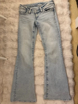 Jeans  - Två par byxor från Gina båda i storlek S. Det svarta är lite mer använda men de blå köpte ja it för så länge sen och är lagom använda. Svarta 216kr blå 316kr DET BLÅ JENSEN ÄR SÅLDA